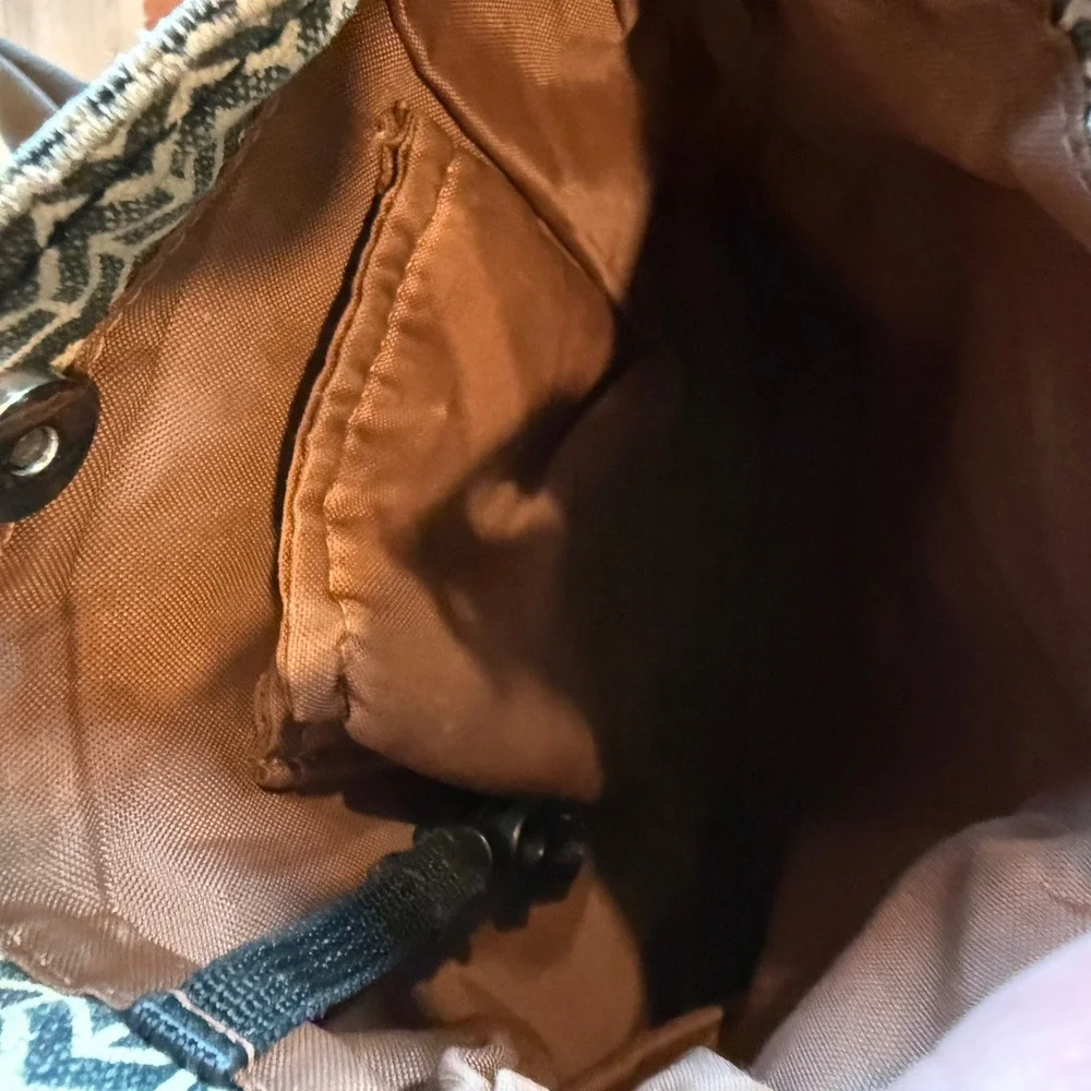 Kavu Women's Black/Tan Geometric Design‎ Crossbody Bag.
